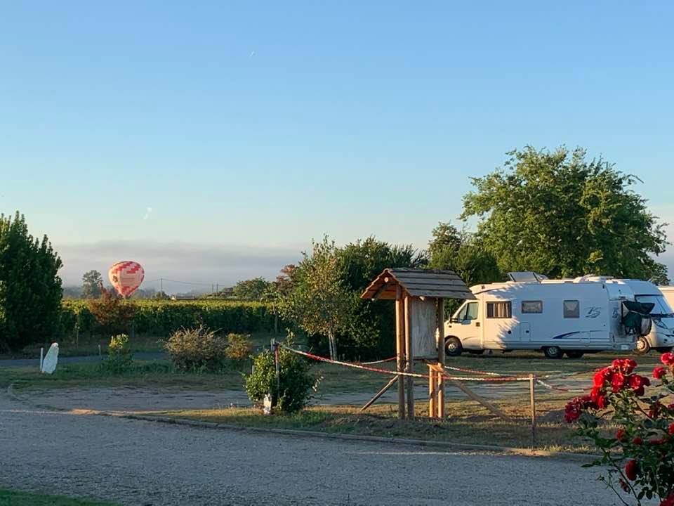 Aire camping-car  Saint-milion (33330) - Photo 2